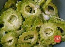 苦瓜炒豆干的做法图解3
