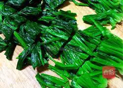 Illustration of how to make spinach with nuts 6