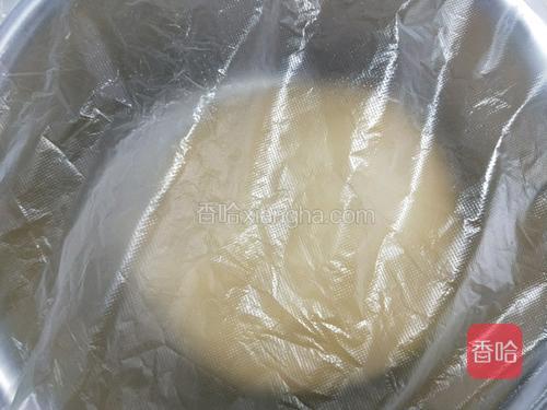 盆上盖上保鲜膜或塑料袋，静置30-60分钟，也可以进行冰箱冷藏。