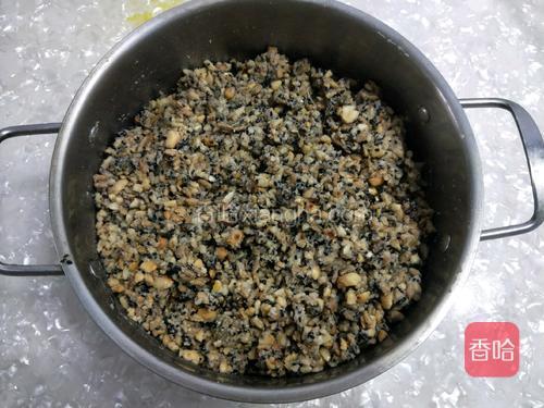 用铲子充分搅拌均匀，使馅料呈现干湿均匀状态。