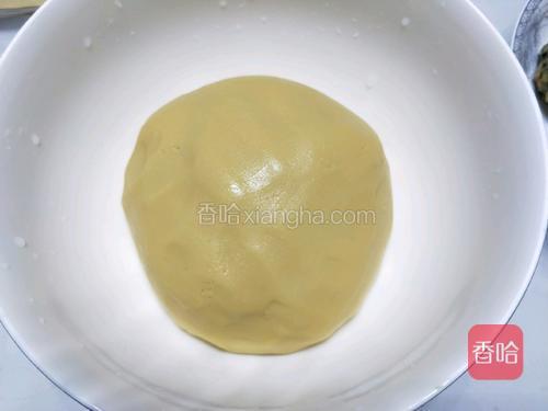 1小时后，面团醒发好，再揉至光滑。