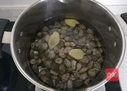 Illustration of how to make clam and loofah soup 3