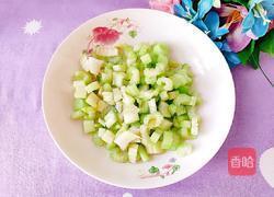 西芹炒虾仁的做法图解3