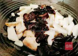Illustration of how to stir-fry yam and fungus 12
