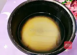 Illustration of how to make barley, red dates and millet porridge 4