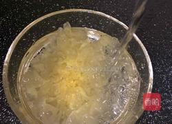 银耳雪梨莲子羹的做法图解1