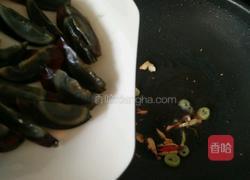 皮蛋炒辣椒的做法图解4