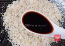 Illustration of how to stir-fry dried shrimps with green pepper 5