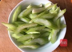 西芹炒百合的做法图解1