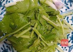 猪肝芹菜汤的做法图解2