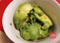 牛油果虾仁意面的做法图解2