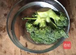 西兰花炒鸡蛋的做法图解1