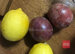 百香果蜂蜜柠檬水的做法图解1