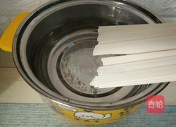 鱿鱼辣酱拌面的做法图解3