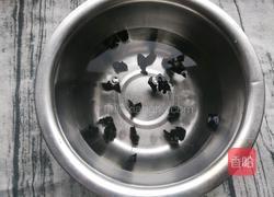 西兰花拌黑木耳的做法图解2