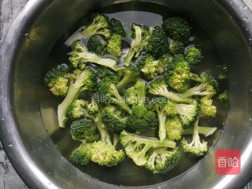 西兰花掰成小块，清洗干净。