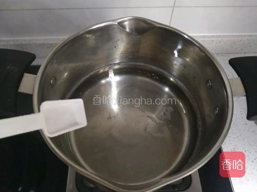 锅里水烧开，加入适量油和盐。