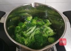 西兰花拌黑木耳的做法图解8