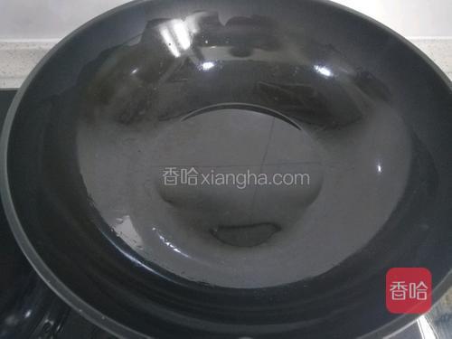 锅内放油，油烧到微微冒烟。