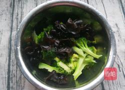 西兰花拌黑木耳的做法图解13