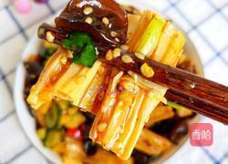 凉拌木耳腐竹黄瓜的做法图解2