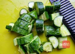 凉拌木耳腐竹黄瓜的做法图解4