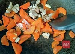胡萝卜白菜炒卤料的做法图解2
