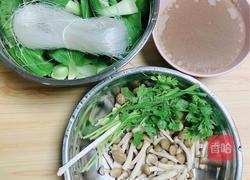 蟹味菇骨汤粉丝煲的做法图解1