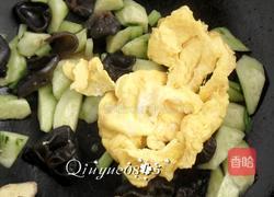 鸡蛋黄瓜炒木耳 的做法图解9