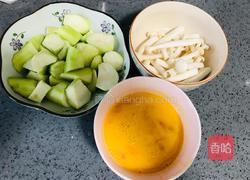 金黄鲜美的丝瓜鸡蛋菌菇汤,简单又低脂,全家都喜欢的做法图解1