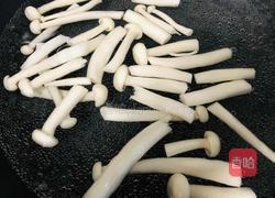 金黄鲜美的丝瓜鸡蛋菌菇汤，简单又低脂，全家都喜欢的做法图解2