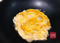 Golden and delicious loofah, egg and mushroom soup, simple and low-fat, a recipe that the whole family will love.Illustration 3