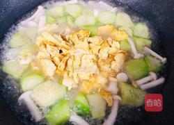 金黄鲜美的丝瓜鸡蛋菌菇汤,简单又低脂,全家都喜欢的做法图解9