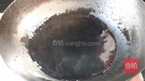 起锅倒入少许清水