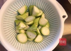 丝瓜菌菇鸡蛋汤的做法图解1