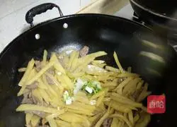 Illustration of how to stir-fry beef with potatoes 9
