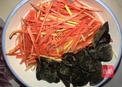 洋葱木耳炒鸡蛋的做法图解1