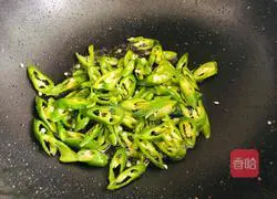 One more step, the beef tenderloin will be smooth, tender, delicious and juicy.Illustration of how to make green pepper beef tenderloin 6