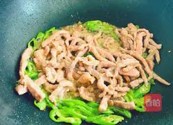 One more step, the beef tenderloin will be smooth, tender, and juicy.Illustration of how to make green pepper beef tenderloin 7