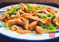 One more step, the beef tenderloin will be smooth, tender, delicious and juicy.Illustration of how to make green pepper beef tenderloin 9