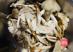 老火腿炒鸡枞的做法图解1