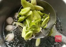 Illustration of how to make seaweed and shrimp ball soup 6