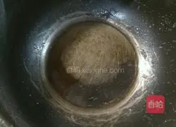 Illustration of how to make sauerkraut stewed pork belly 2