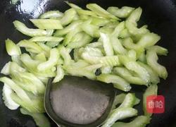 西芹炒虾仁的做法图解4
