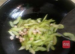 西芹炒虾仁的做法图解5