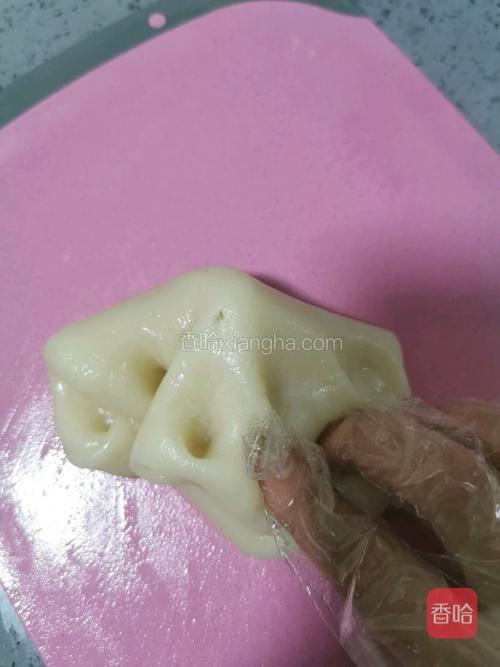 蒸熟后，能下得去手的时候揉成光滑的面团。