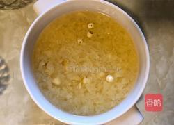 美容养颜《桃胶皂角米雪燕百合莲子银耳羹》的做法图解4