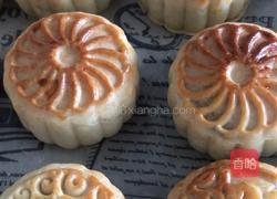莲蓉肉松馅广式月饼的做法图解21