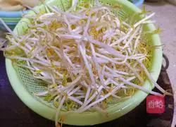 Illustration of how to stir-fry bean sprouts with bean skin and leeks 3