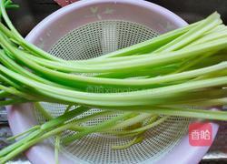 腊肠炒芹菜的做法图解1